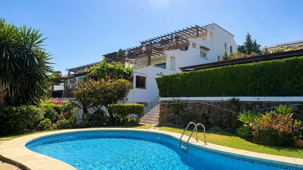 3 Bed Middle Floor Apartment for Sale in Estepona – Sea Views & Garden Access
