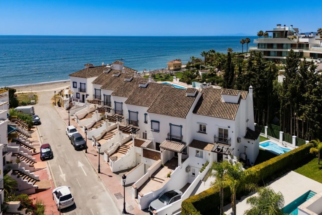 5 Bed Detached Villa for Sale in Estepona – Lift, Pool & Sea Views