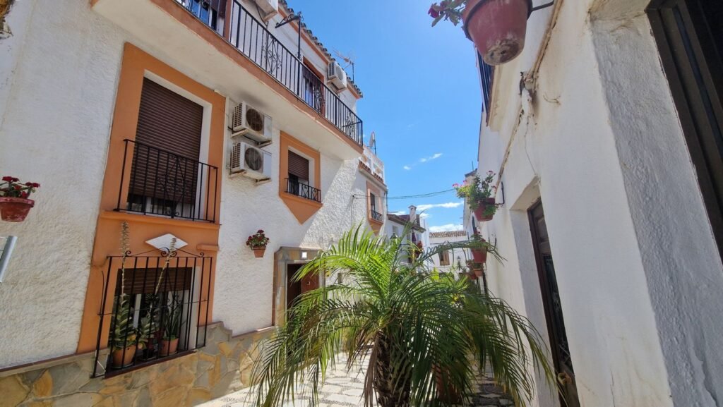 4 Bed Townhouse for Sale in Estepona – Old Town with Panoramic Roof Terrace