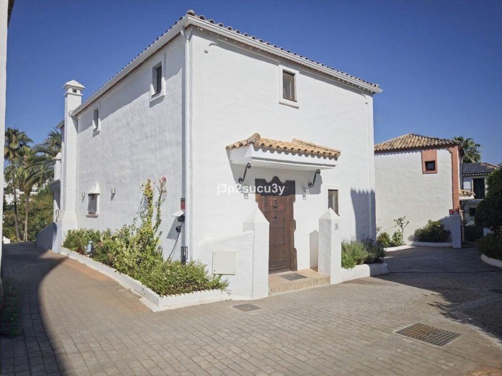 4 Bed Detached Villa for Sale in Selwo – Renovated Home with Independent Lower Level