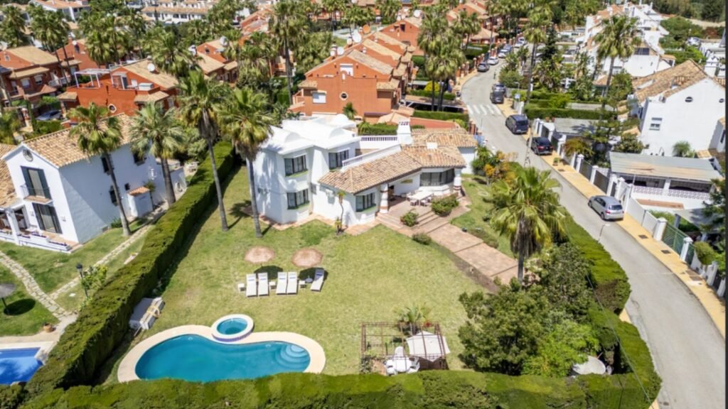 4 Bed Detached Villa for Sale in Estepona – Sea Views & Private Pool