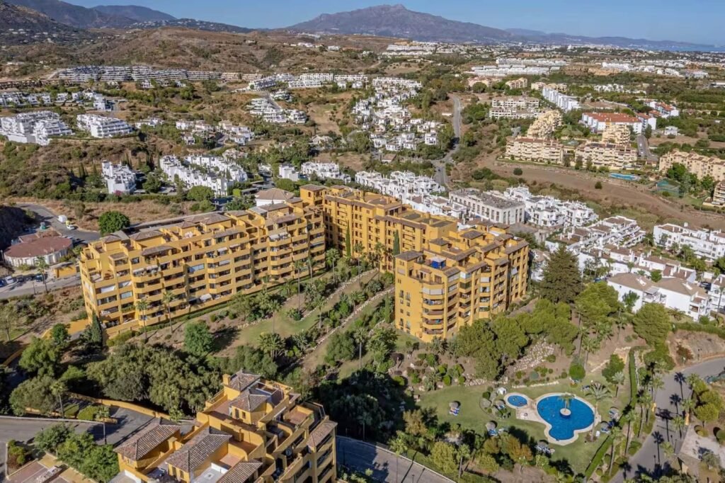 3 Bed Middle Floor Apartment for Sale in Selwo – Sea Views & Large Terrace