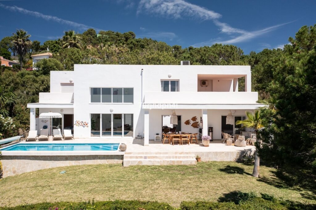 5 Bed Detached Villa for Sale in Estepona – Panoramic Sea Views & Guest Apartment