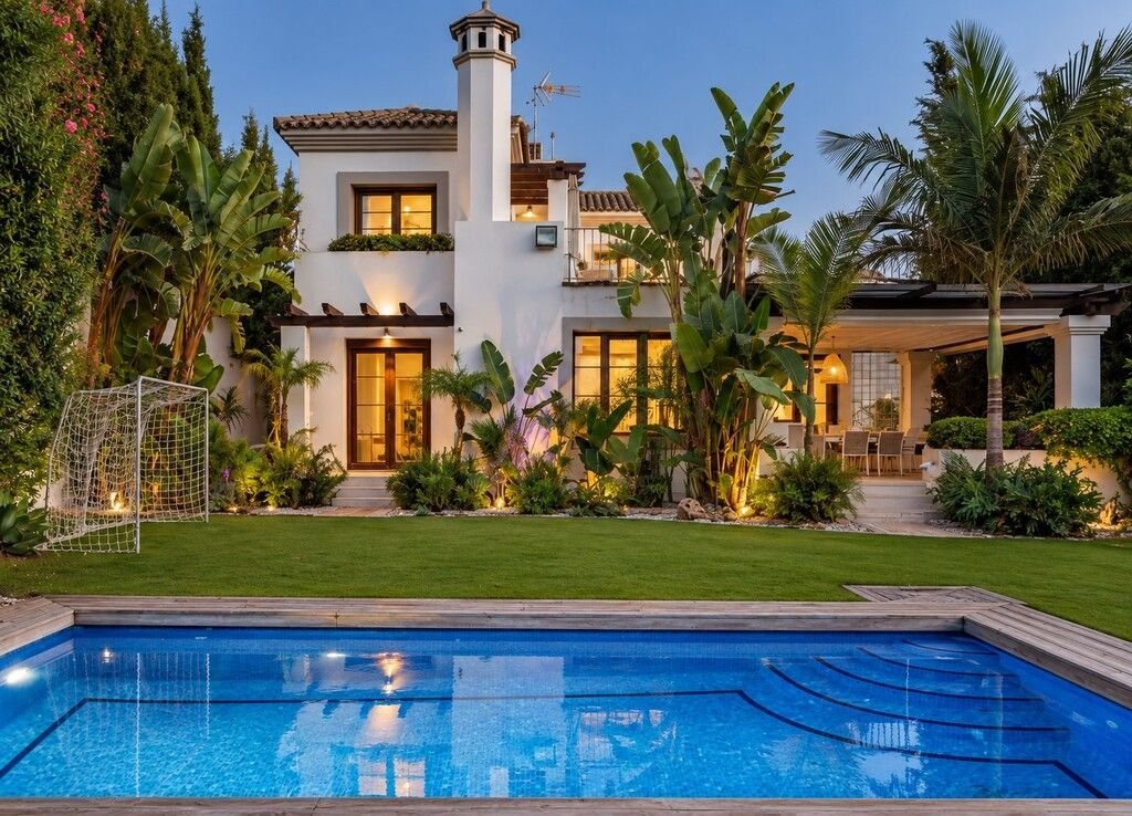 4 Bed Detached Villa for Sale in Estepona – Frontline La Resina Golf