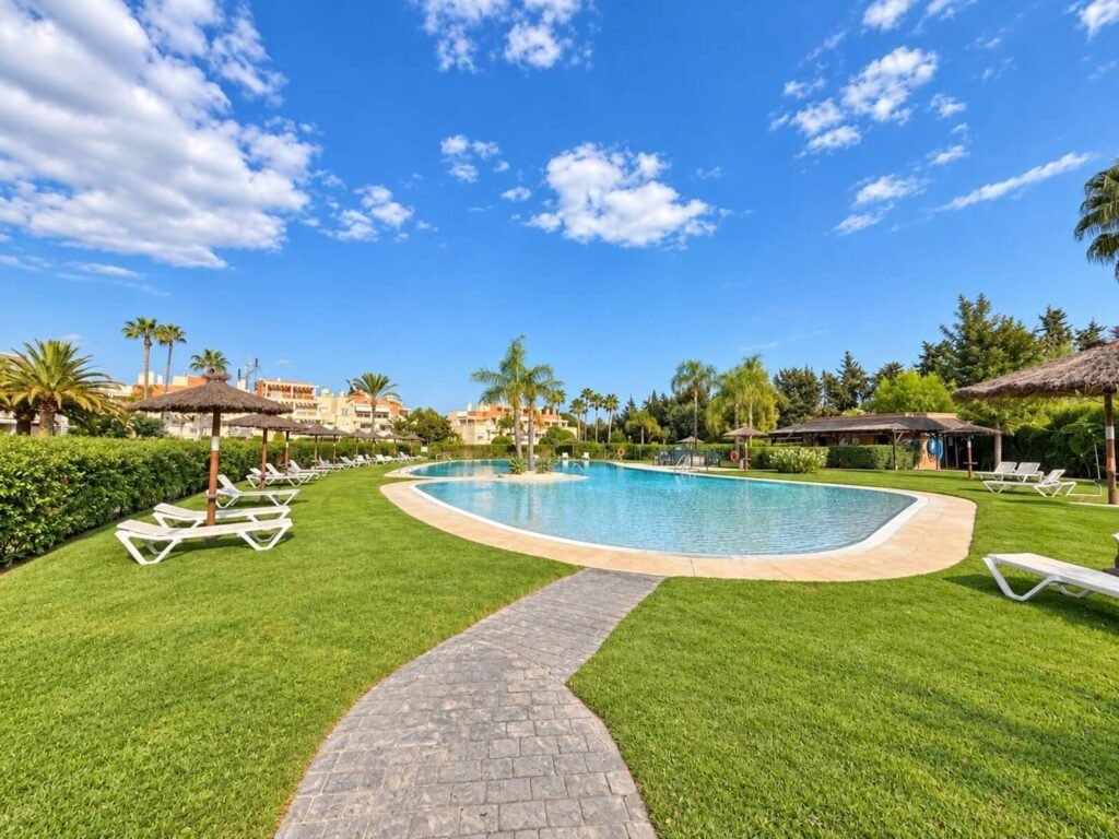 3 Bed Middle Floor Apartment for Sale in Estepona – East-Facing Terrace