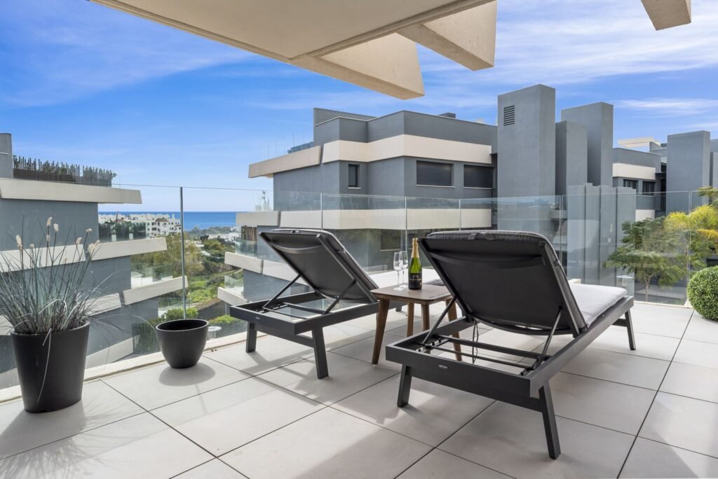 3 Bed Middle Floor Apartment for Sale in Selwo – Sea Views & 31 m² Terrace