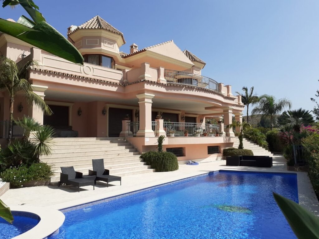 4 Bed Detached Villa for Sale in Estepona – Panoramic Views & Private Wellness Suite