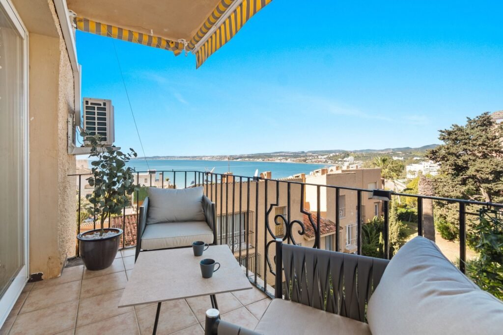 2 Bed Middle Floor Apartment for Sale in Estepona – West-Facing Balcony & Sea Views