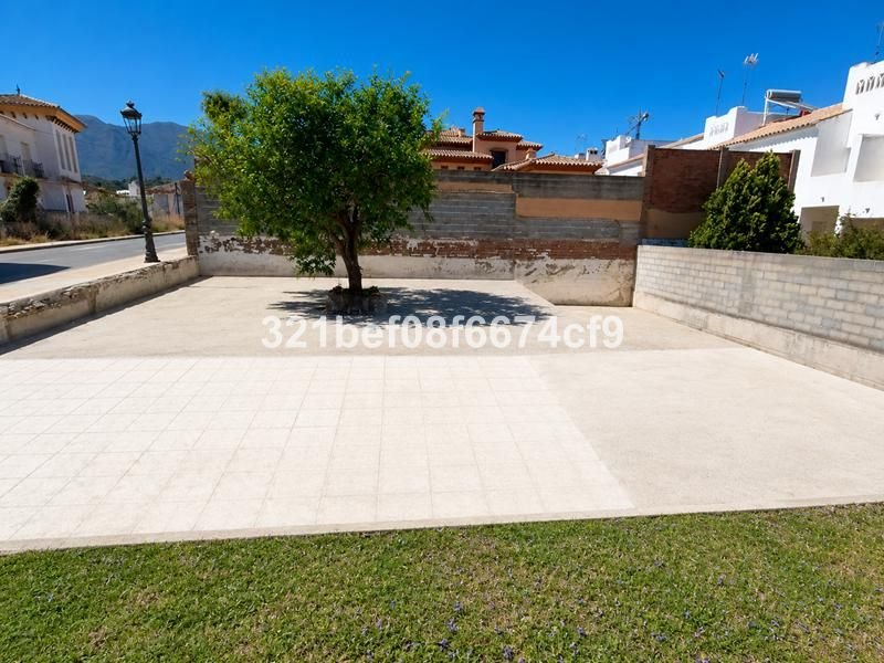 Land for Sale in Estepona – 205 m² Urban Plot with Granted Licence
