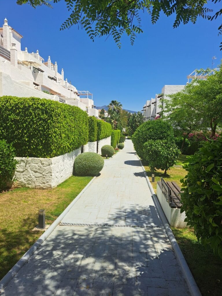 1 Bed Ground Floor Apartment for Sale in Selwo – Private Garden & Parking