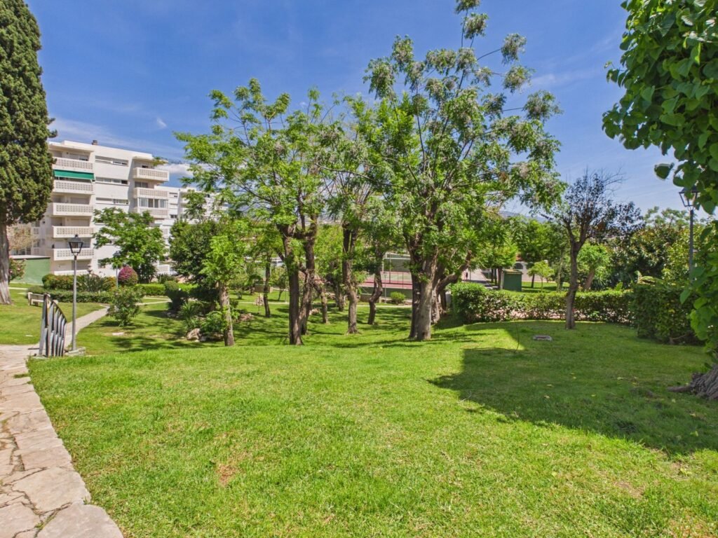 3 Bed Middle Floor Apartment for Sale in Estepona – Pool & Sea Views