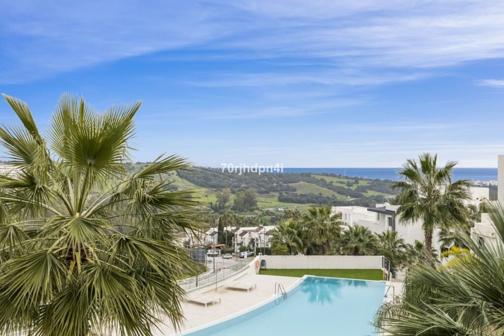 3 Bed Middle Floor Apartment for Sale in Estepona – Golf Setting, Sea & Pool Views