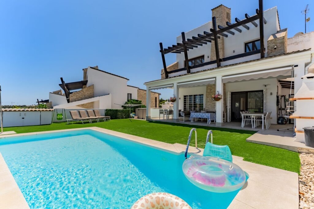 6 Bed Semi-Detached House for Sale in Valle Romano – Golf Frontage & Pool