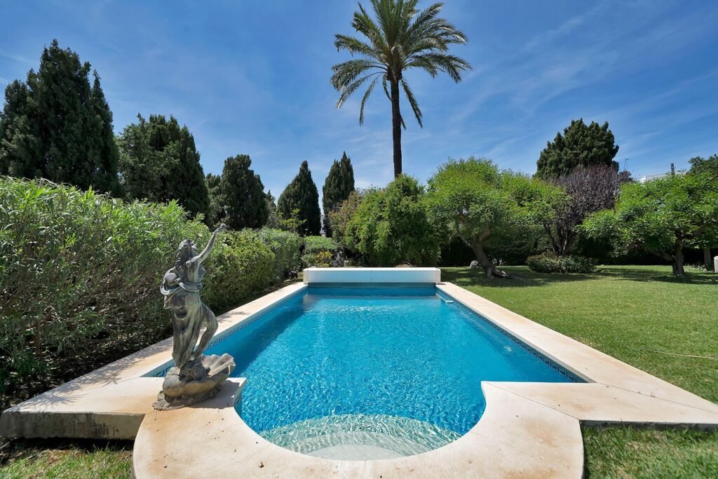 4 Bed Detached Villa for Sale in El Paraiso – Renovation Project with Pool & Sea Views