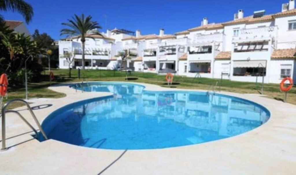2 Bed Ground Floor Apartment for Sale in Estepona – Garden, Pool & Tourist Licence
