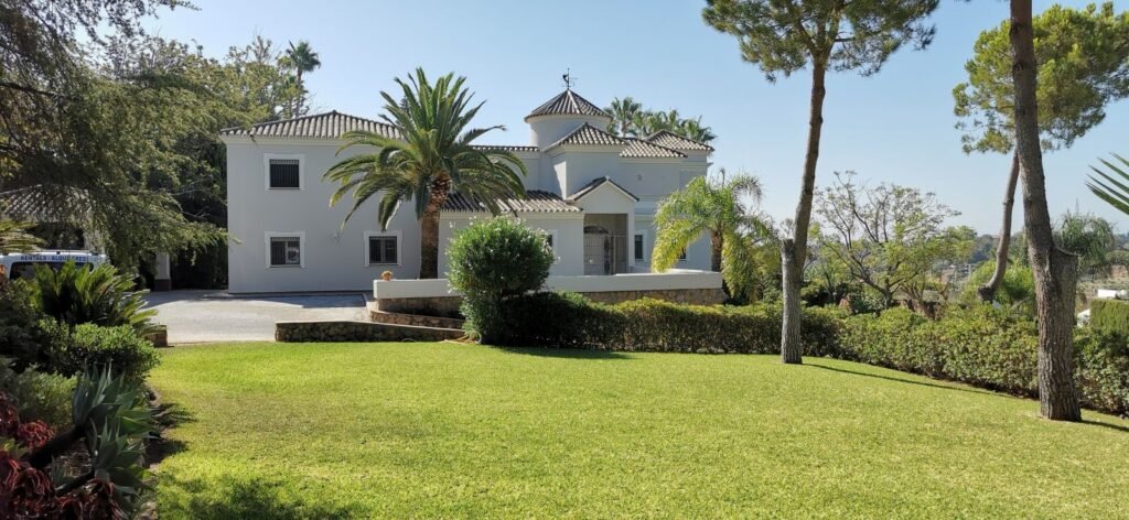 5 Bed Detached Villa for Sale in Estepona – Sea Views & Pool