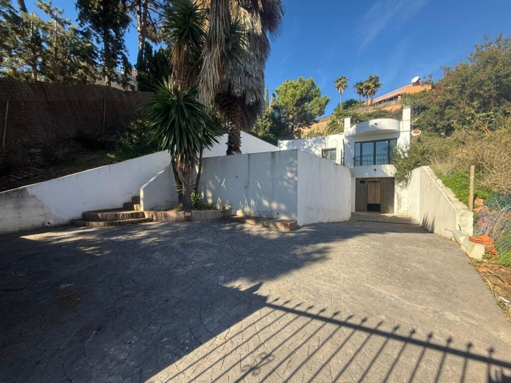 3 Bed Detached Villa for Sale in Estepona – Renovation Project with Sea Views