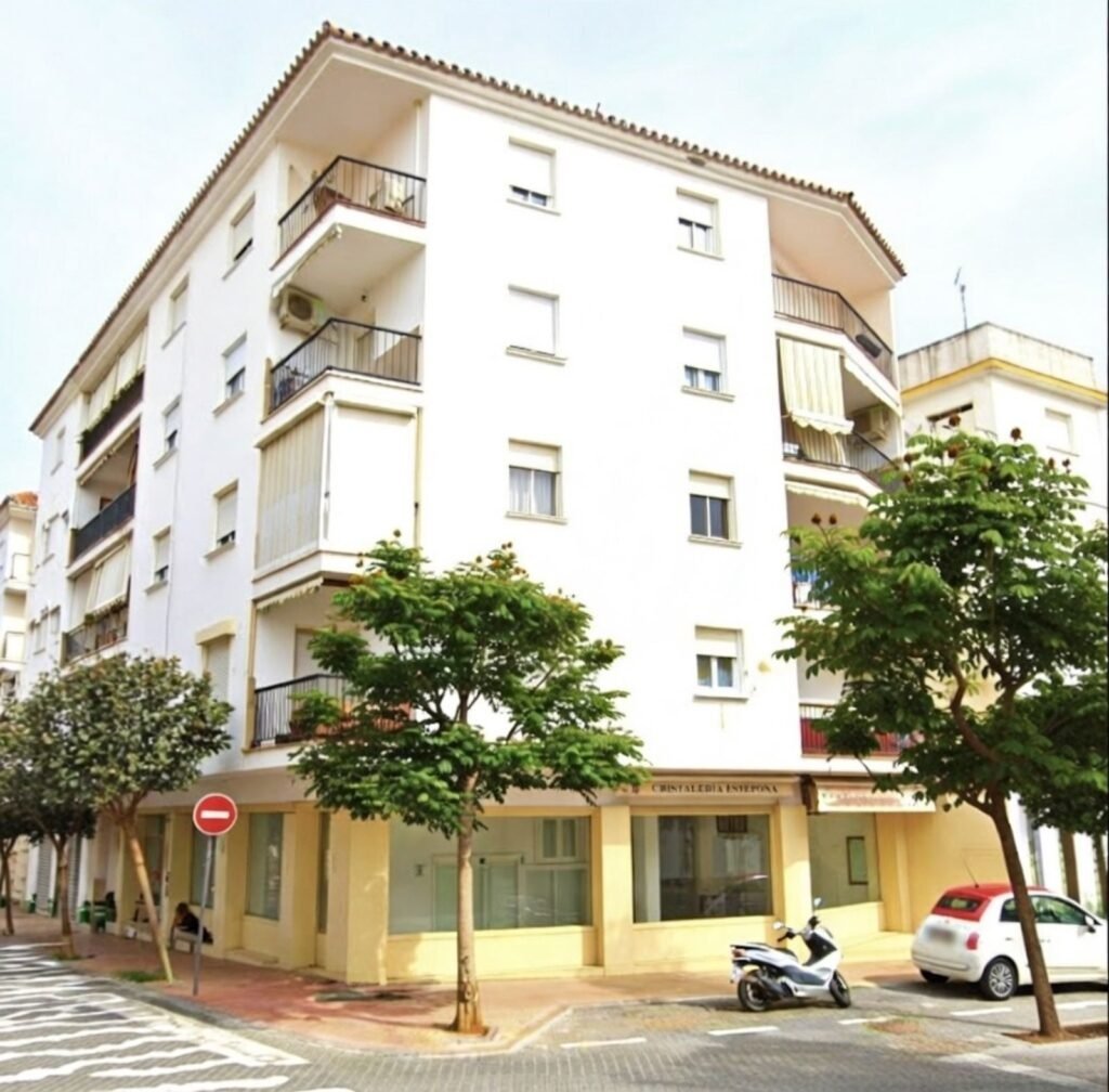 3 Bed Middle Floor Apartment for Sale in Estepona – Terrace, Lift & Central Location