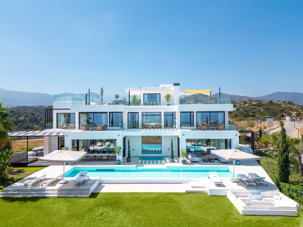 9 Bed Detached Villa for Sale in Estepona – Rooftop Jacuzzi & 360° Views