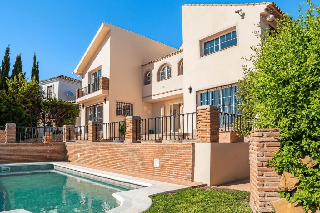 4 Bed Detached Villa for Sale in Estepona – Private Pool, Solarium & Gardens