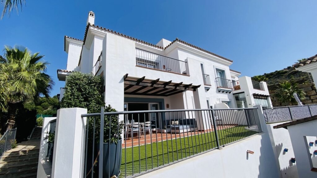 2 Bed Ground Floor Apartment for Sale in El Paraiso – Terrace & Sea Views
