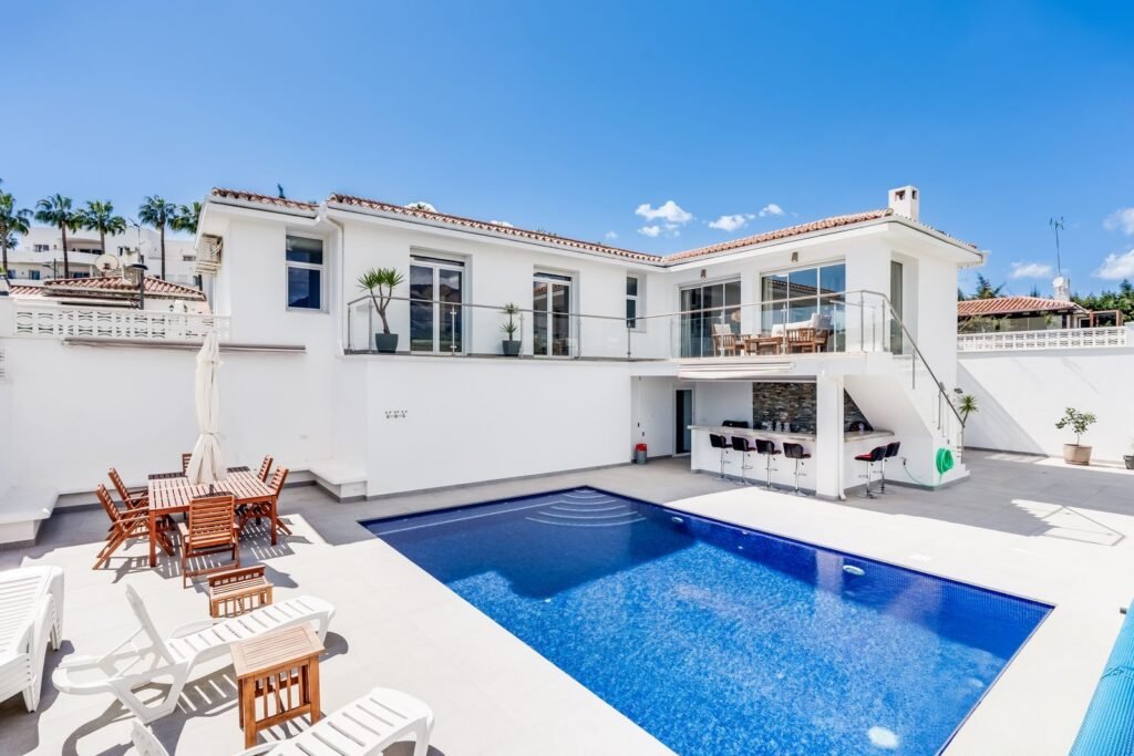 4 Bed Detached Villa for Sale in Estepona – Golf Setting with Tourist Licence & Pool