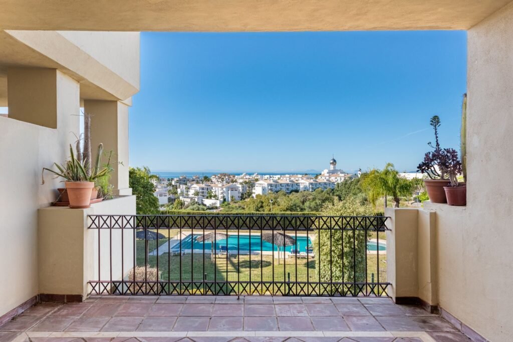 3 Bed Middle Floor Apartment for Sale in Selwo – South-Facing Terrace & Sea Views