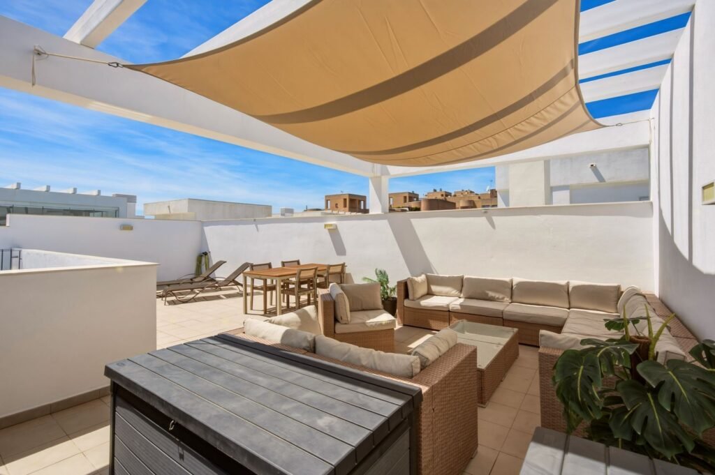 3 Bed Penthouse for Sale in Estepona – Pool Views & 49 m² Roof Terrace