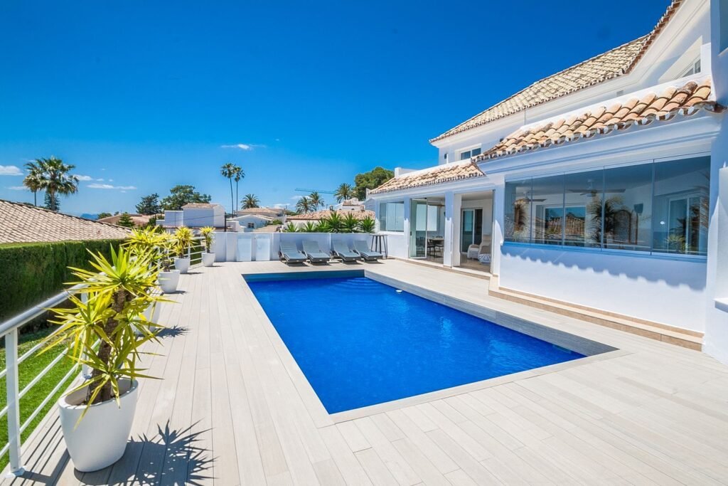 6 Bed Detached Villa for Sale in Estepona – Sea Views & Private Pool