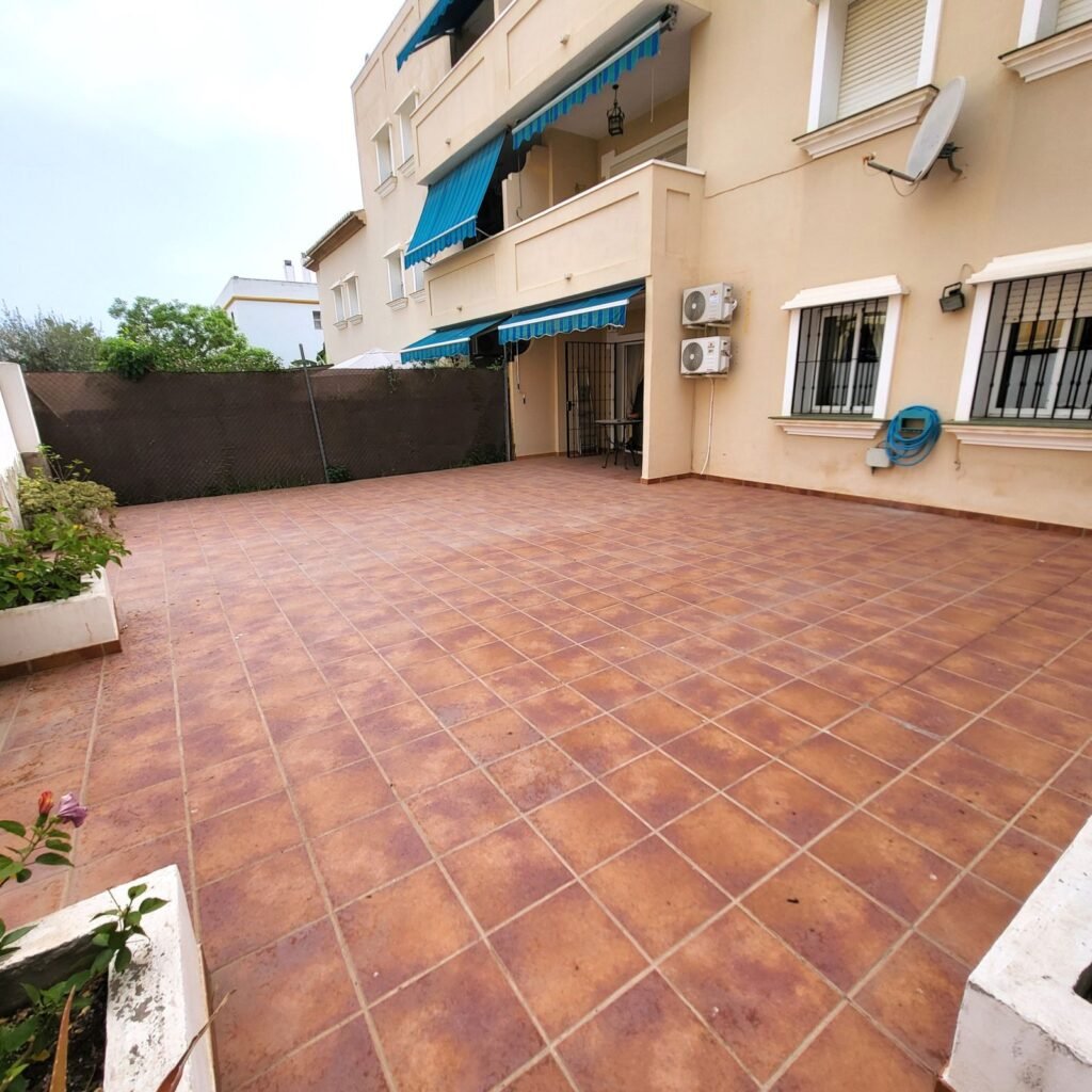 4 Bed Ground Floor Apartment for Sale in Estepona – East-Facing Garden & Pool