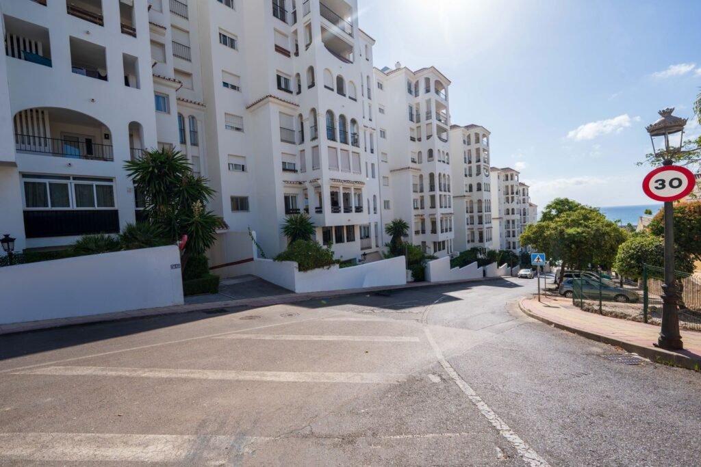 3 Bed Middle Floor Apartment for Sale in Estepona – Sea Views Near Marina