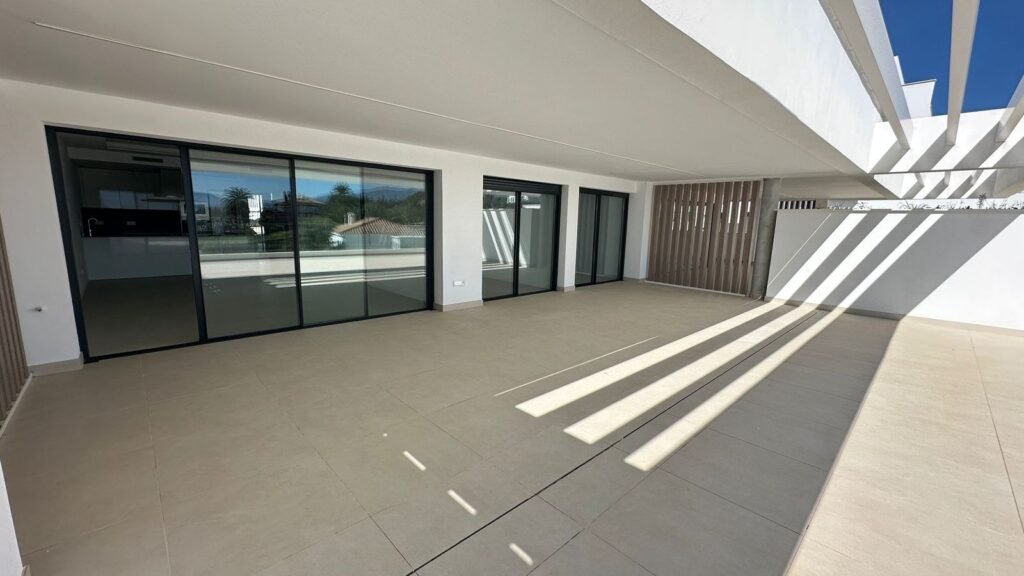2 Bed Middle Floor Apartment for Sale in Estepona – 90m² Terrace & Sea Views