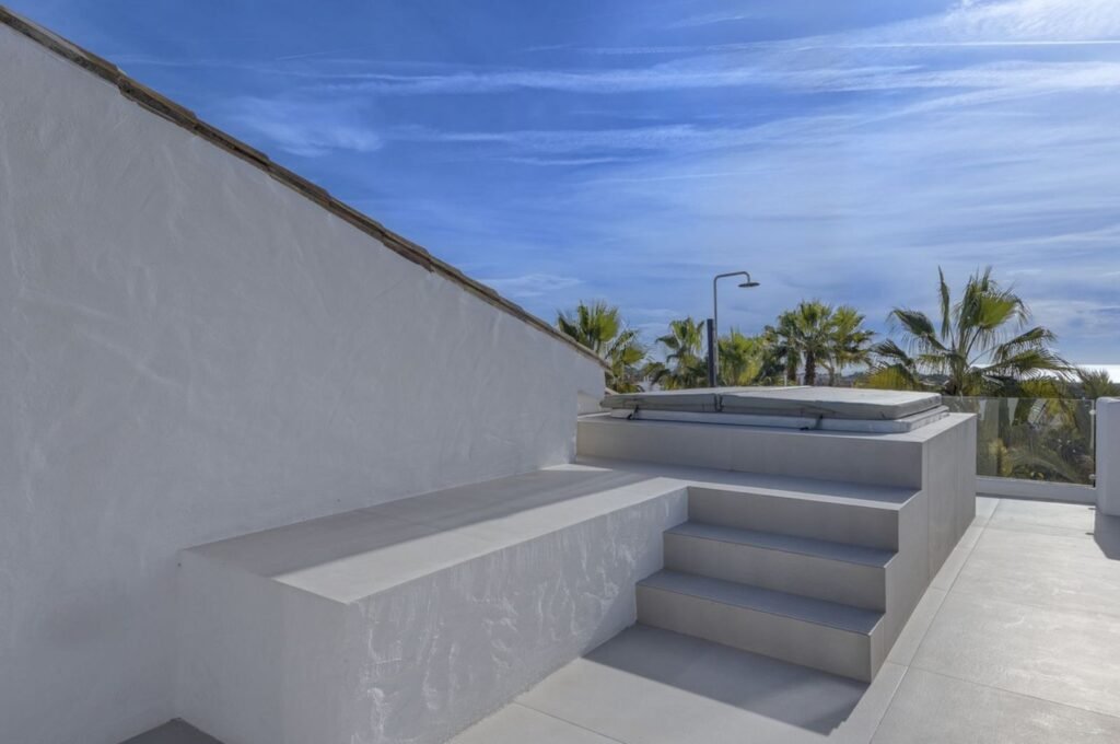 3 Bed Penthouse Duplex for Sale in El Paraiso – Sea Views & Private Jacuzzi