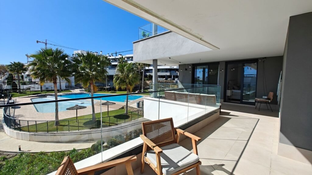 4 Bed Middle Floor Apartment for Sale in Estepona – South-Facing with Pools & Rental Licence