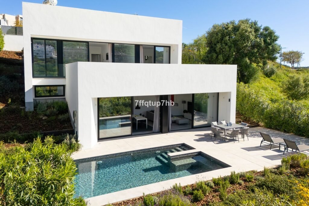 3 Bed Detached Villa for Sale in Estepona – Valle Romano Golfside Home