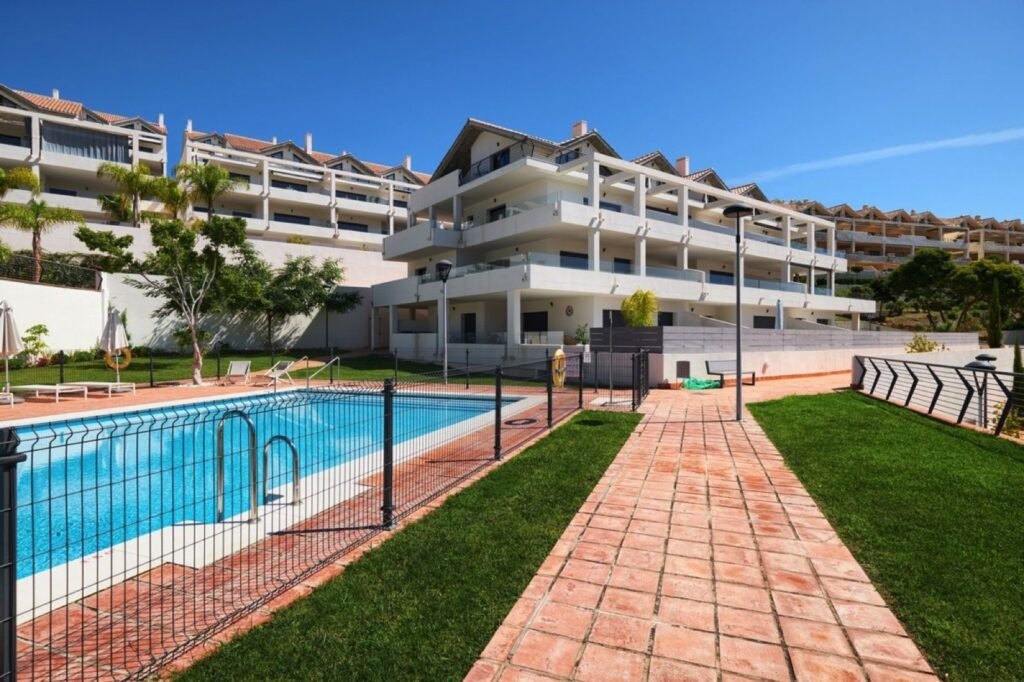 1 Bed Ground Floor Apartment for Sale in Selwo – Jacuzzi Terrace & Sea Views
