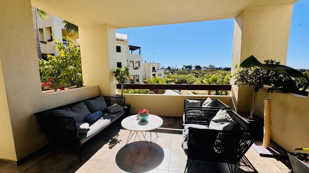 2 Bed Middle Floor Apartment for Sale in Selwo – Renovated Home with 40 m² Terrace