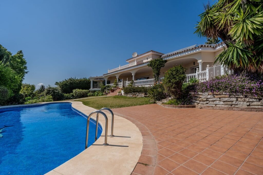 5 Bed Detached Villa for Sale in El Paraiso – Sea Views & Private Pool