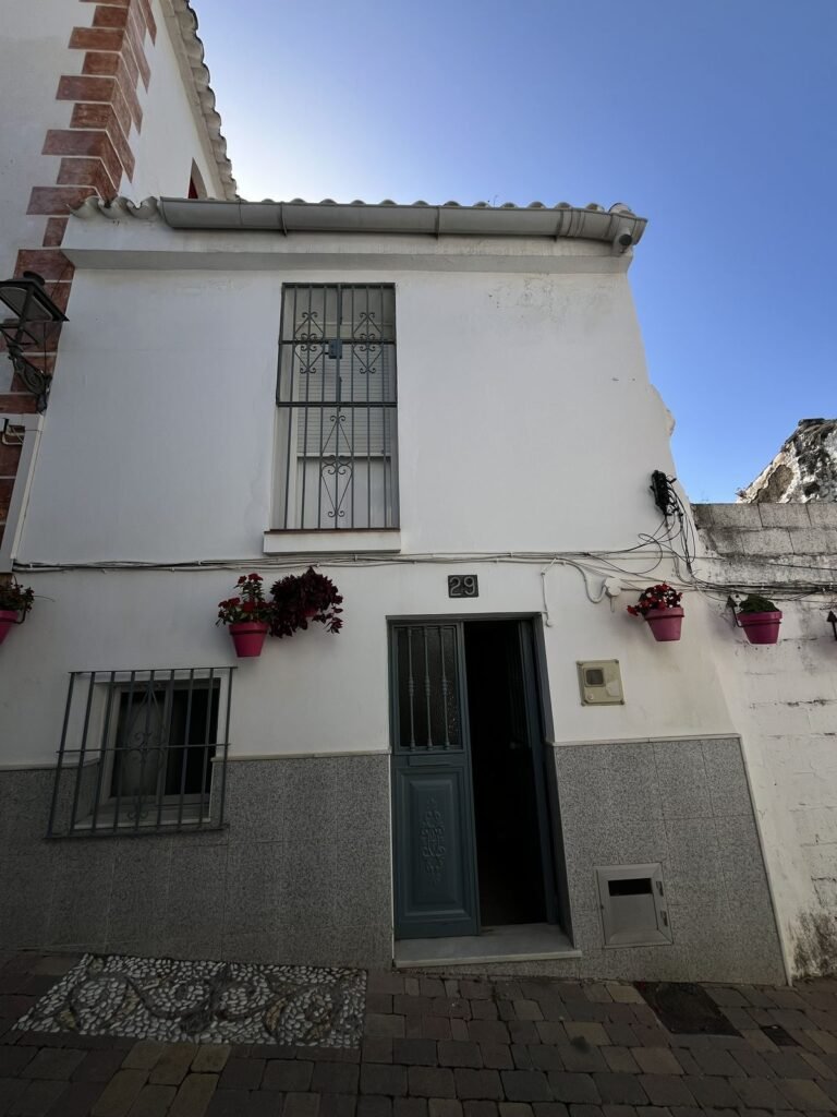 8 Bed Townhouse for Sale in Estepona – Central Plot for Redevelopment