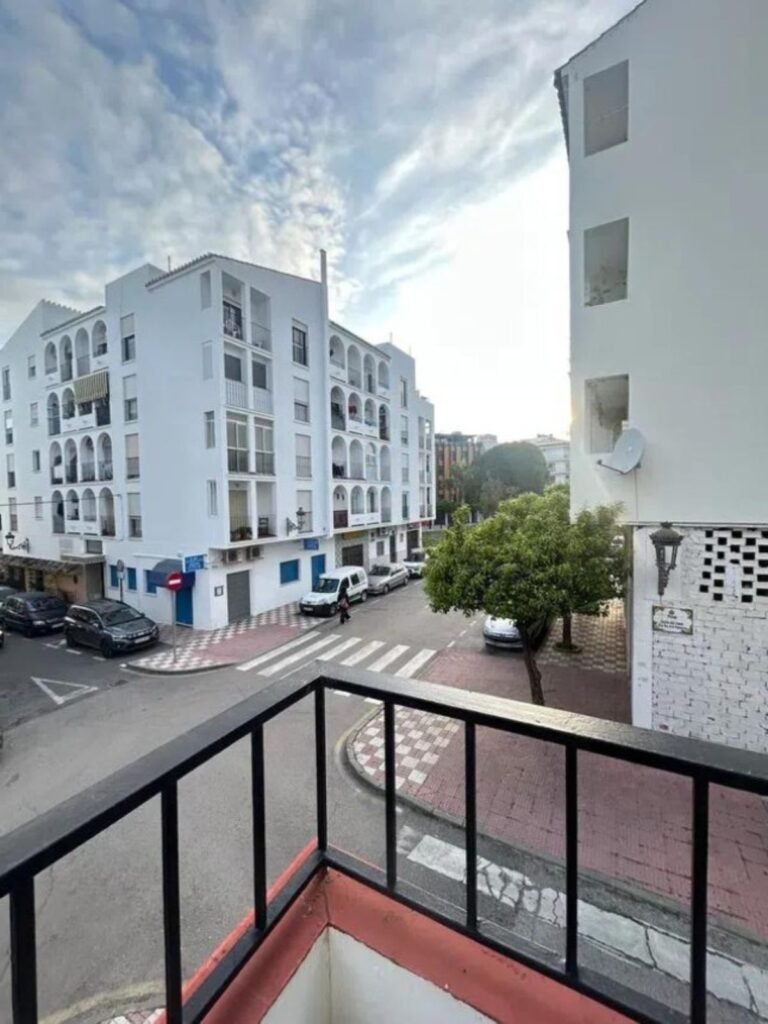 3 Bed Middle Floor Apartment for Sale in Estepona – South-Facing with Terrace