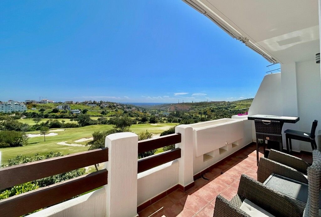 2 Bed Middle Floor Apartment for Sale in Estepona – South-Facing Golf & Sea Views