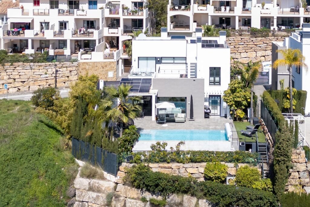 4 Bed Detached Villa for Sale in Selwo – Modern Villa with Pool & Solar Panels