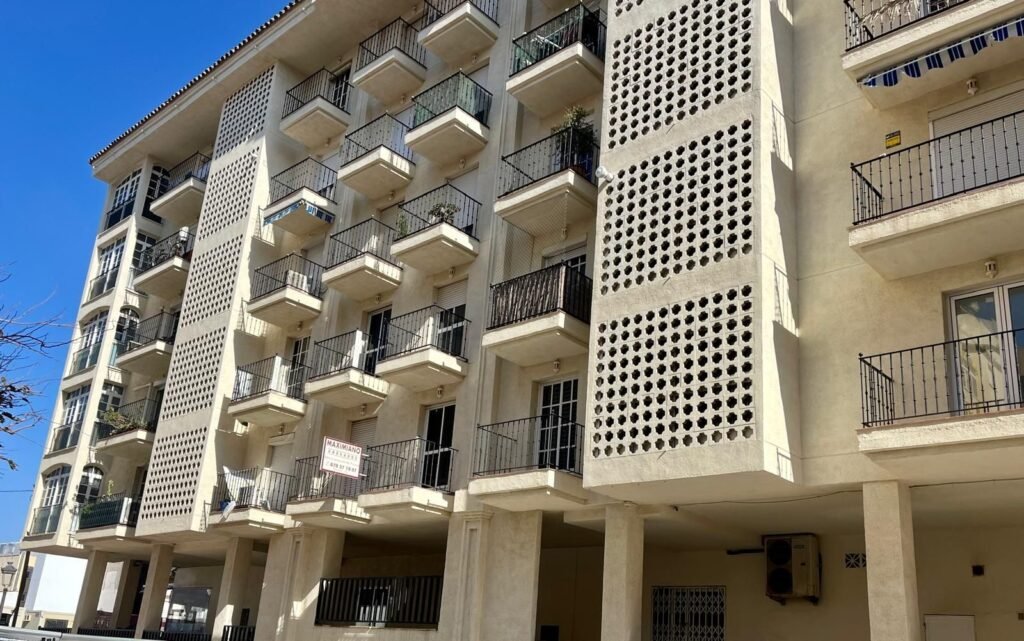 2 Bed Middle Floor Apartment for Sale in Estepona – Near Port & Marina