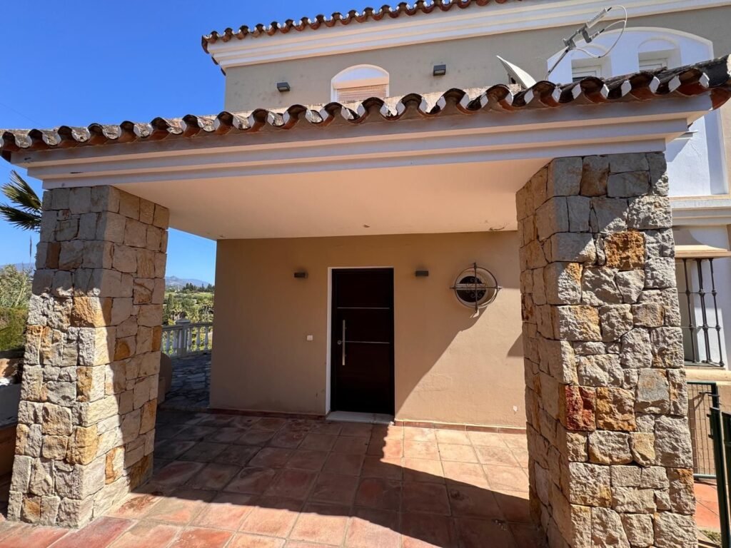 4 Bed Detached Villa for Sale in Estepona – Pool, Garden & Guest Apartment