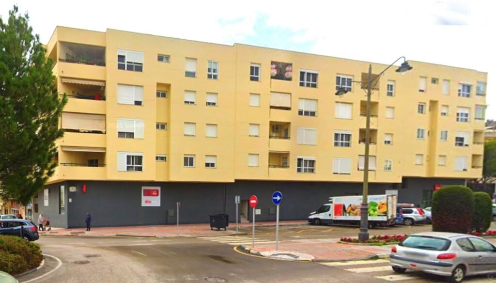 3 Bed Middle Floor Apartment for Sale in Estepona – Large Garage Near Marina