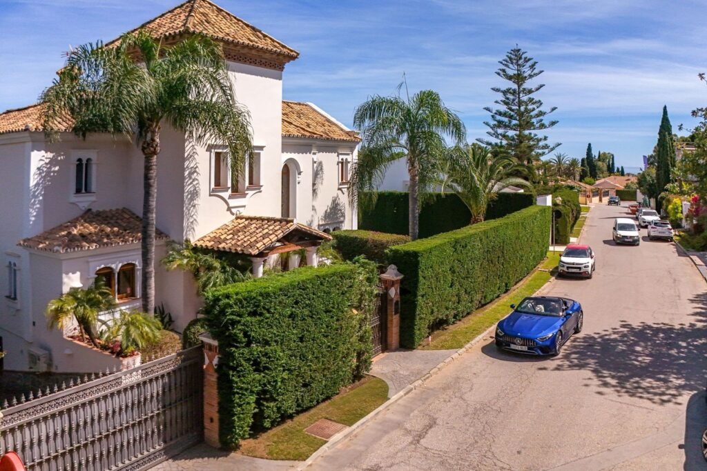 5 Bed Detached Villa for Sale in Estepona – Atalaya Home with Pool