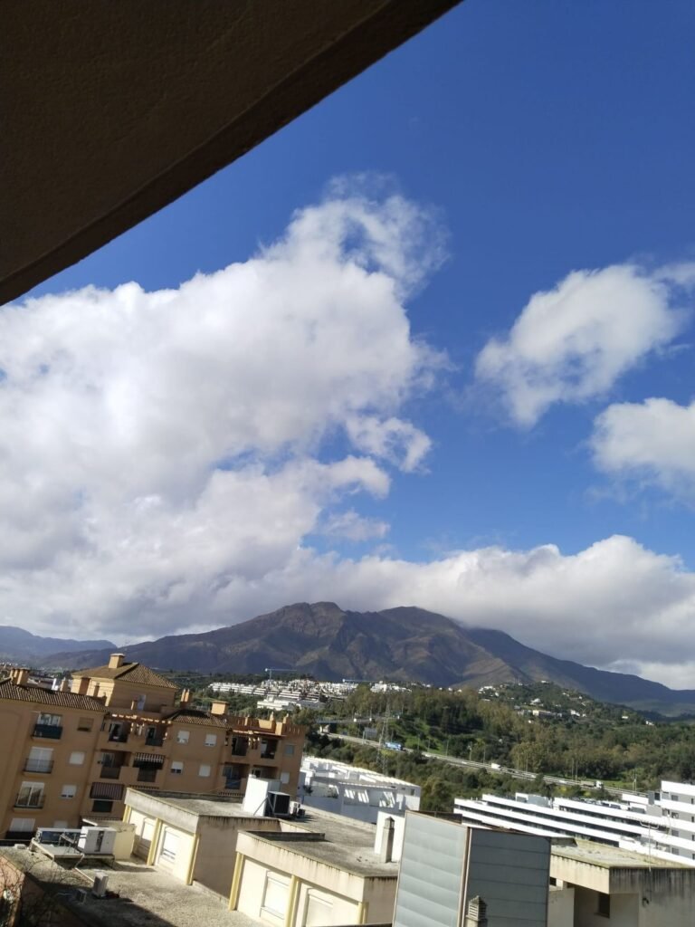 4 Bed Middle Floor Apartment for Sale in Estepona – Fourth-Floor Open Views