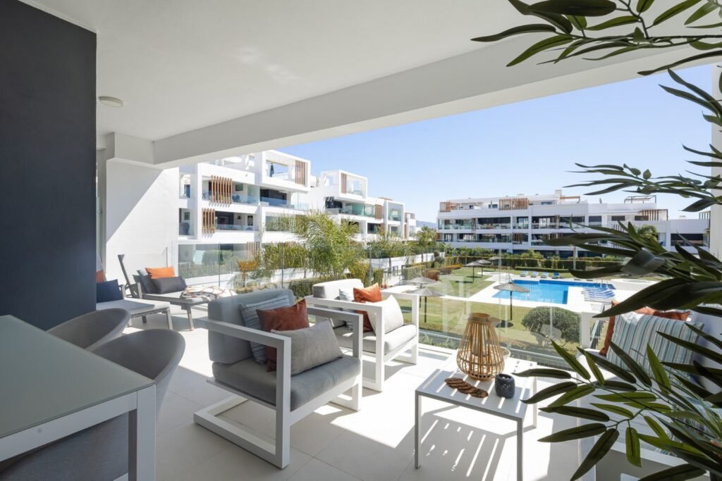 2 Bed Middle Floor Apartment for Sale in Estepona – East-Facing Pool Views