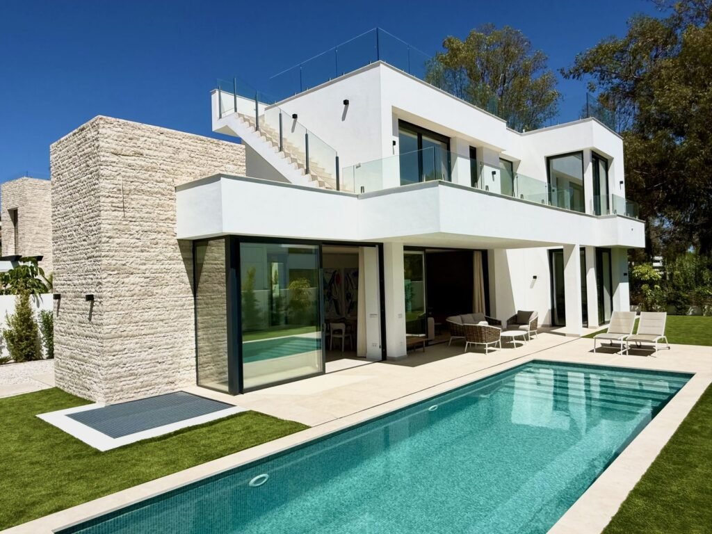 6 Bed Detached Villa for Sale in New Golden Mile – Turnkey Home with Pool & Solarium