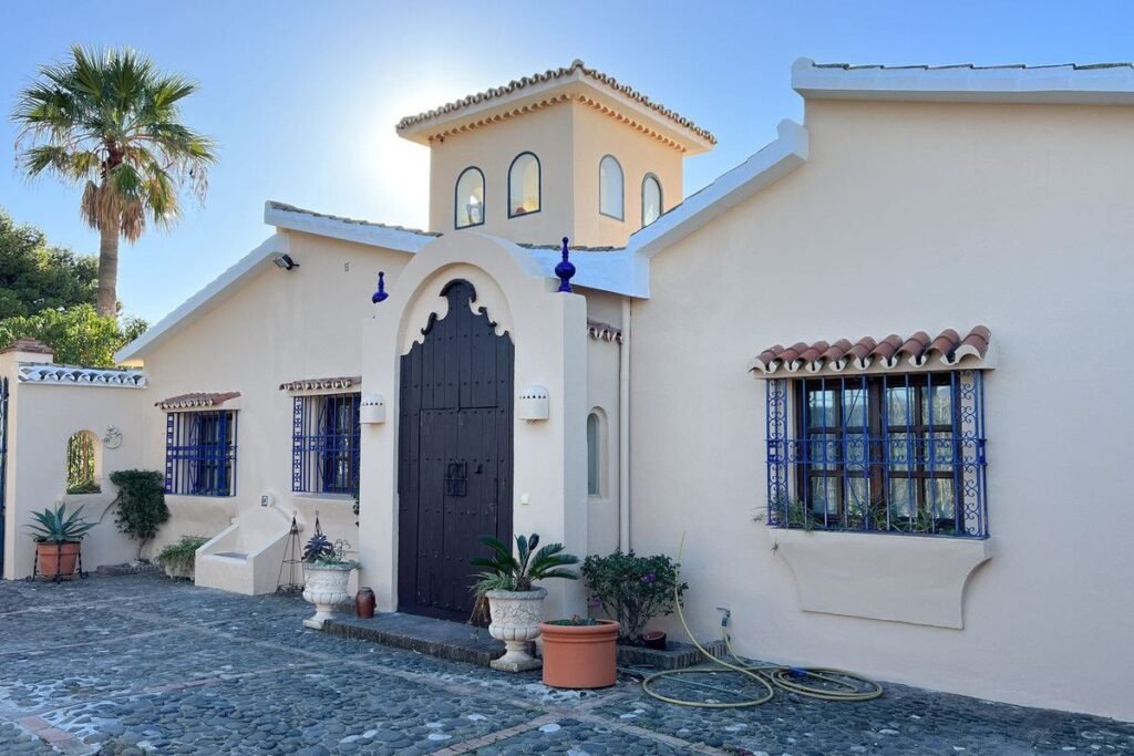 4 Bed Detached Villa for Sale in Estepona – Sea Views & 10,000m² Plot